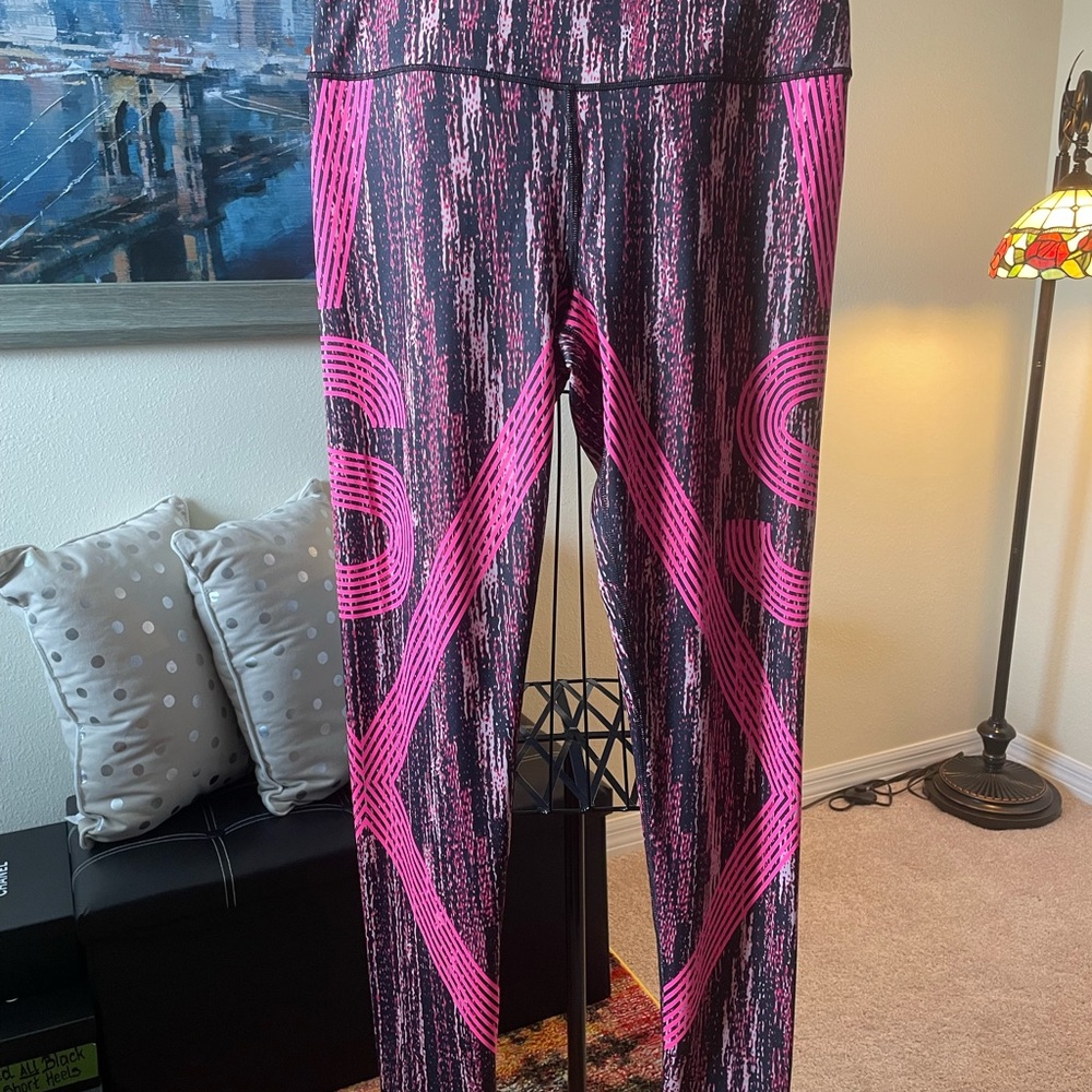 VICTORIA’S SECET SPORT printed leggings Sz L Sold Out!